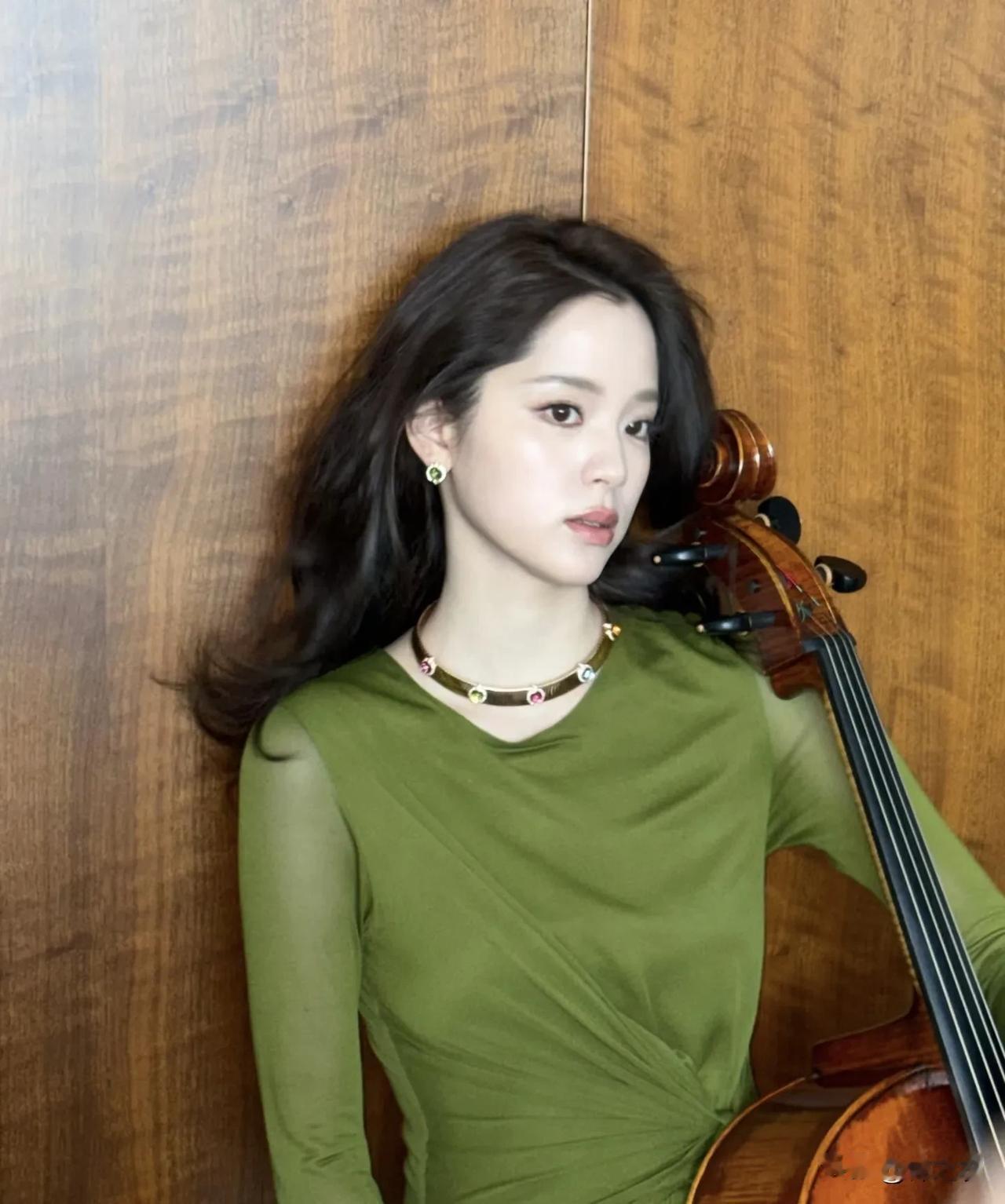 我觉得内娱能出圈的造型明星本人的美商和表现力也很重要，就像最近小出圈的林允和欧阳