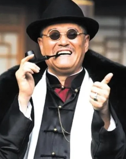 2005年，赵本山在春晚后台见到了魏三，赵本山问魏三：“小魏，现在春晚也上了，今