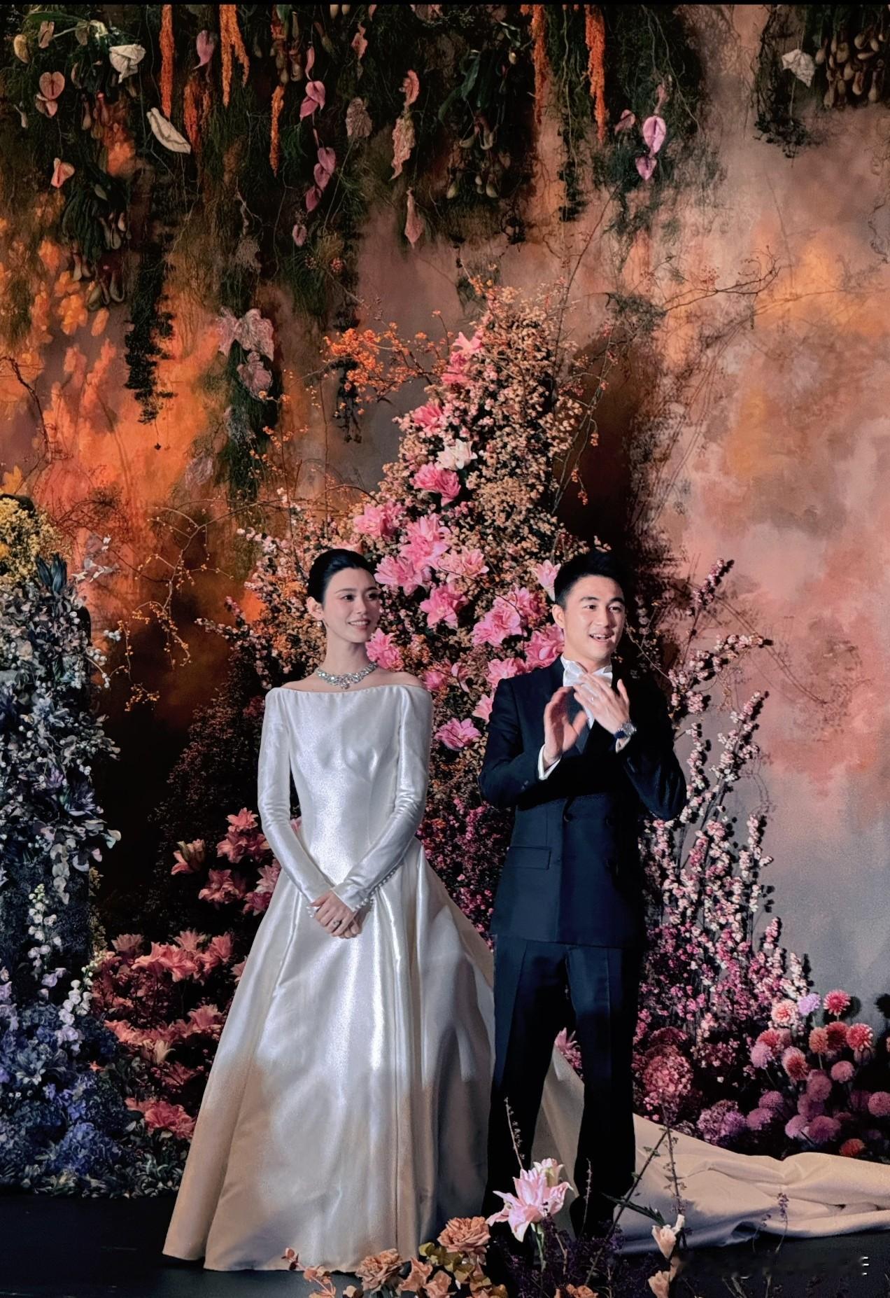 奚梦瑶、何猷君澳门答谢宴的花材，和巴黎用的有很大区别。巴黎用了大面积的芍药，寓