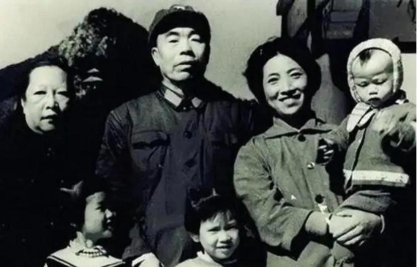 1951年彭老总急匆匆的赶到汉城北岸，却发现五十军已经快被打没了，军长曾泽生对此