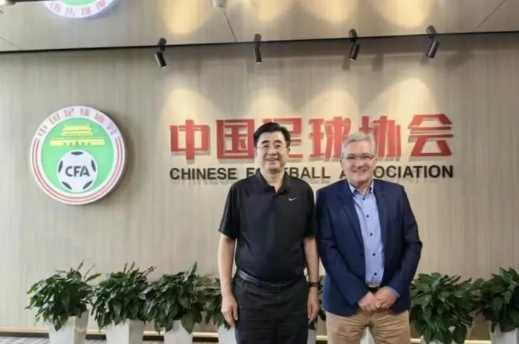 足协官宣伊万下课，代理主帅率队出征东亚杯，郑智喜获“双重身份”！北京时间6月2