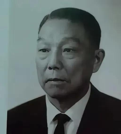 重庆解放前，我党派人联系四川军阀杨森，并提出了4个要求。杨森表示：我只能保证我的