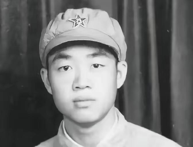 15岁小兵擦炮时瞥见一抹绿光，擅自开炮被关禁闭，谁知一炮轰出二等功1951