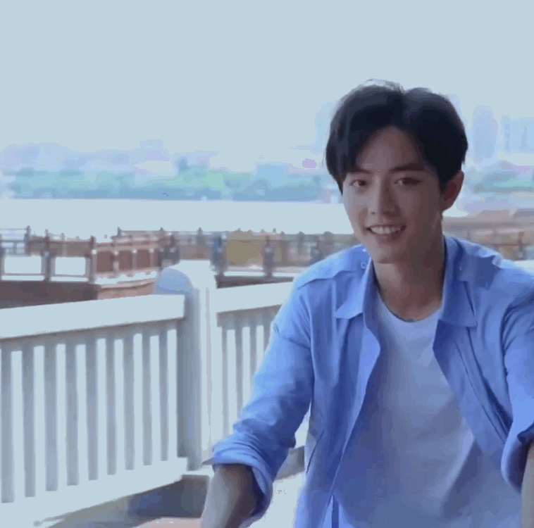 肖战的一年骑单车的蓝朋友好帅呀肖战