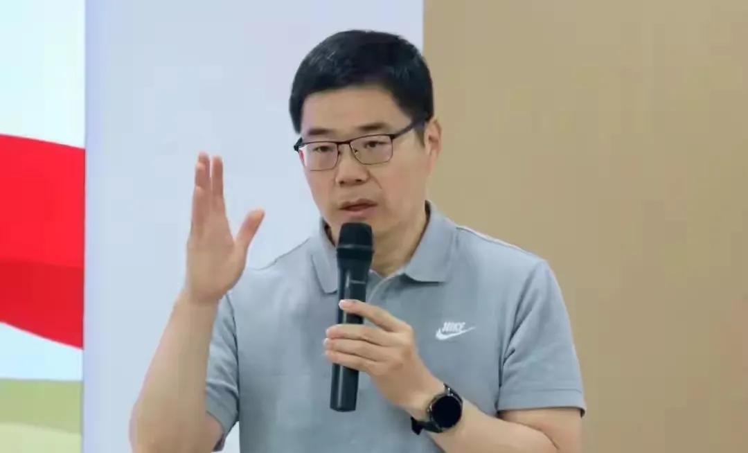 篮协主席郭振明，为何对禁赛队员“下狠手”，对女篮换帅却沉默？宫鲁鸣尚存自知之明