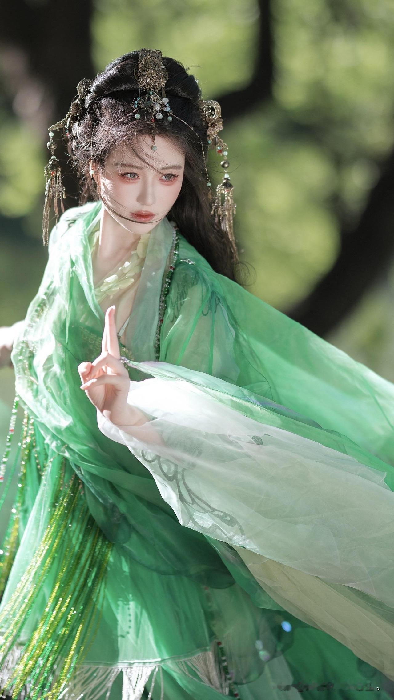 林间惊鸿一瞥，绿衣仙子指尖轻点，风动裙摆间藏着千年的温柔秘密。绿纱飞舞古风美国