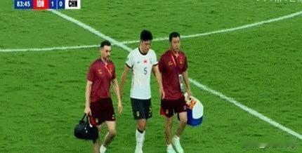 胡荷韬受伤后，连站都站不起来，为了能给球队争取时间，是自己爬出了场；而朱辰杰这小