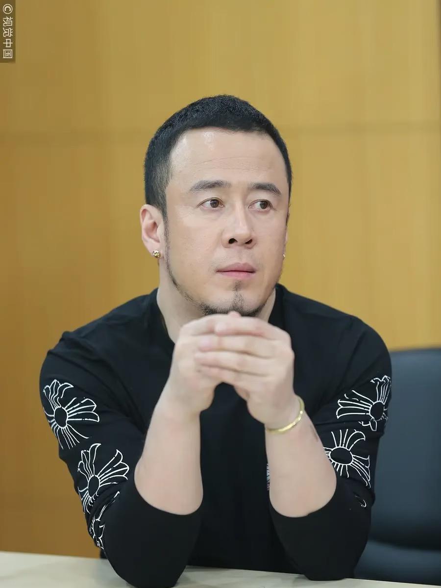 杨坤54岁了，该做的一样没做，没有结婚，没有生娃，没有当爹，连恋爱也不谈，到