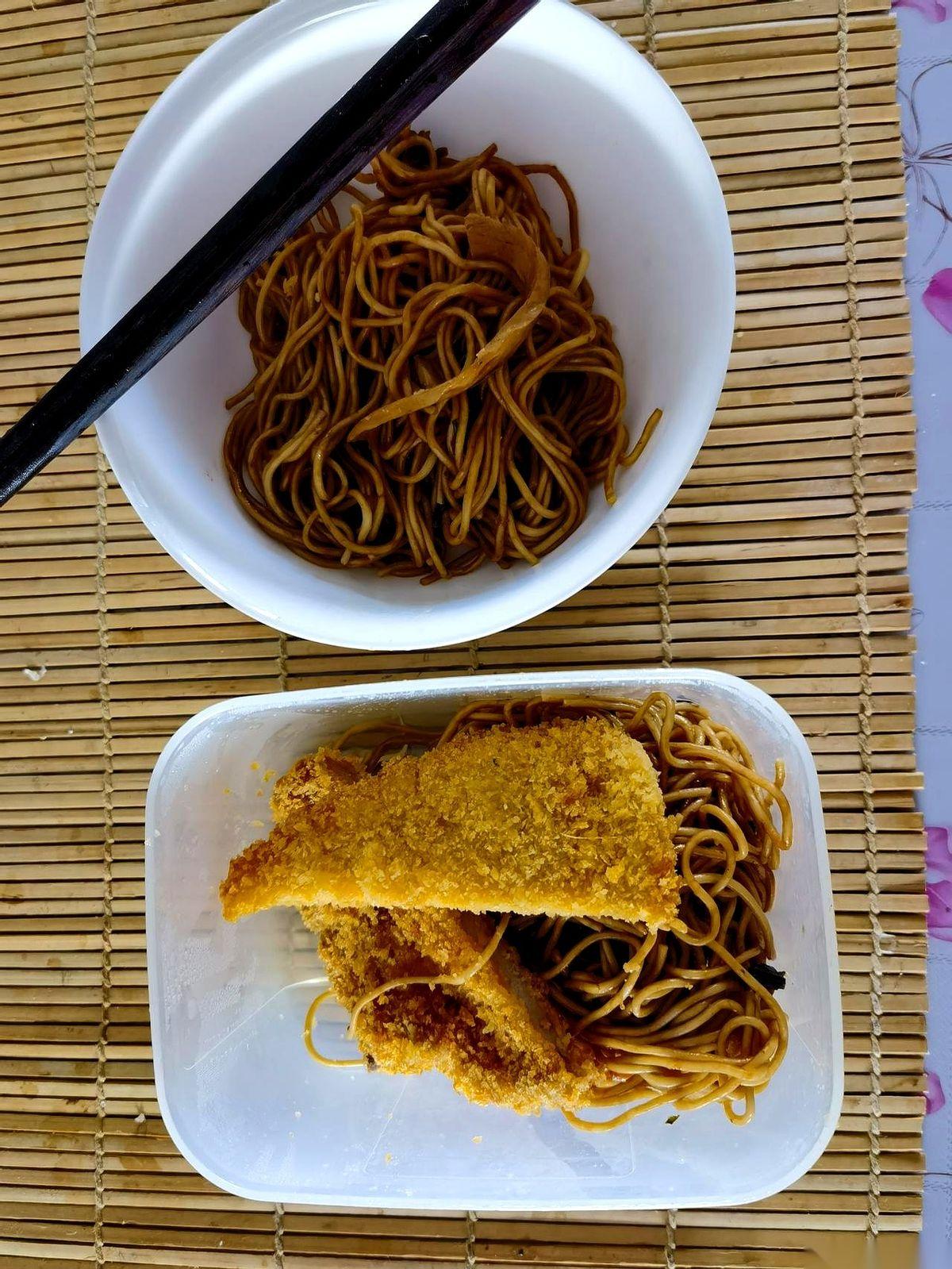 每次看人拖着大箱小箱，里面塞满泡面、老干妈、家乡特产去旅游，我就特想问一句：哥