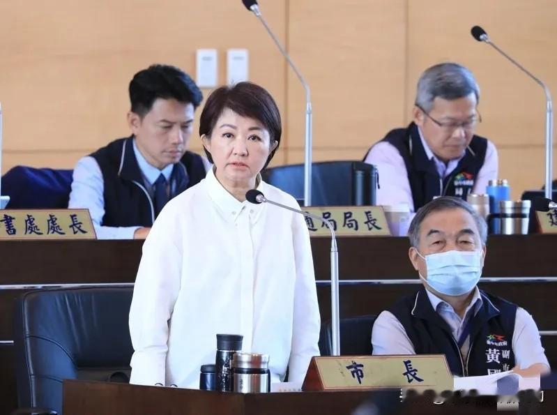 卢秀燕这是在给民进党“递刀子”。不知道国民党人怎么了，一个个自己把刀递给民进