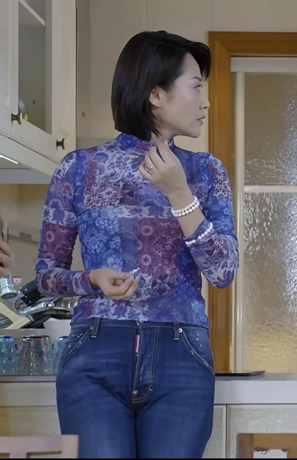 许晴牛仔裤穿搭“既不露相，也不露背”，却很耀眼。不得不说，在穿衣这方面她可是