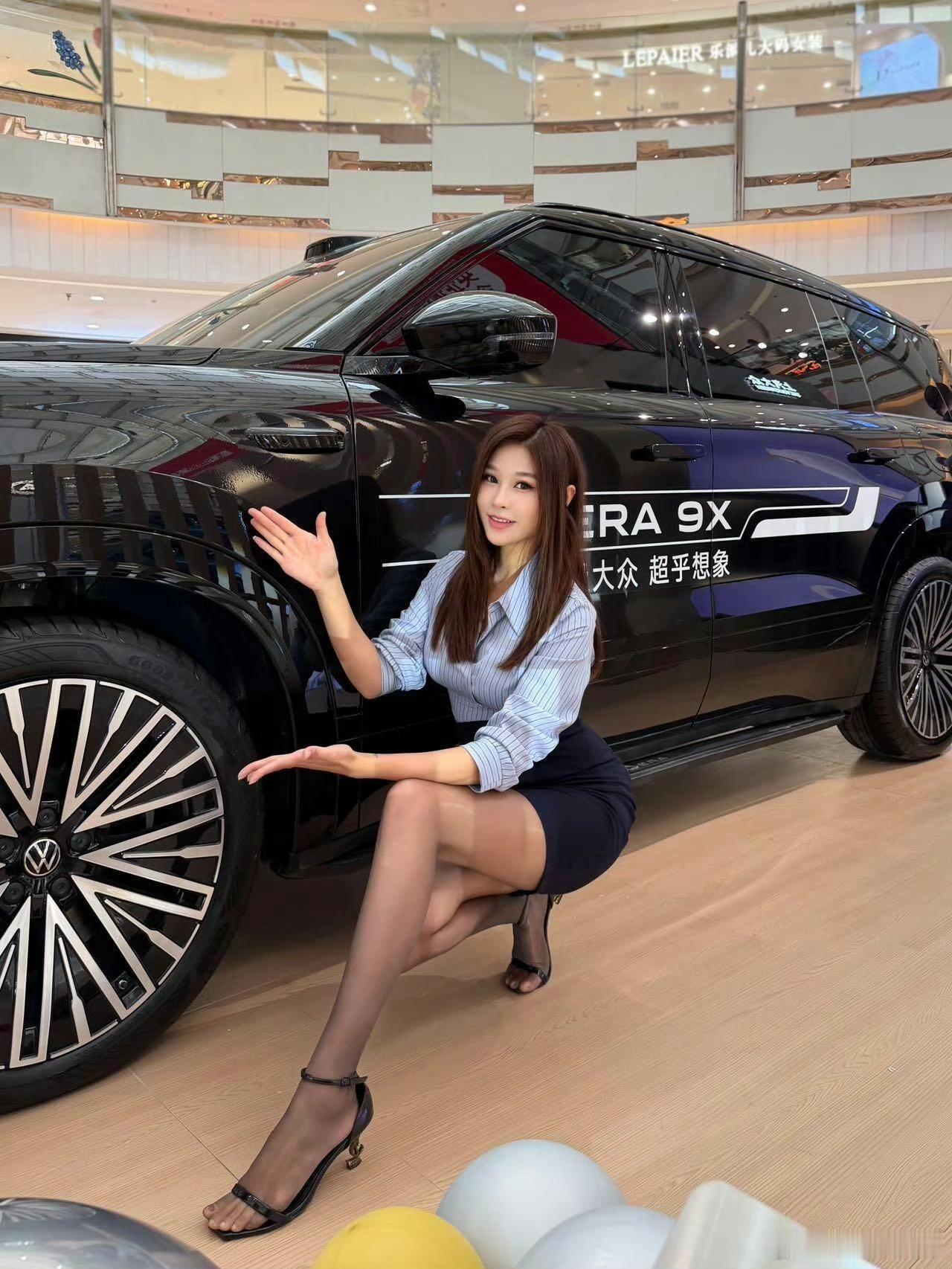 有专心看车吗？老实说​​​怎样穿搭知性又显身材?