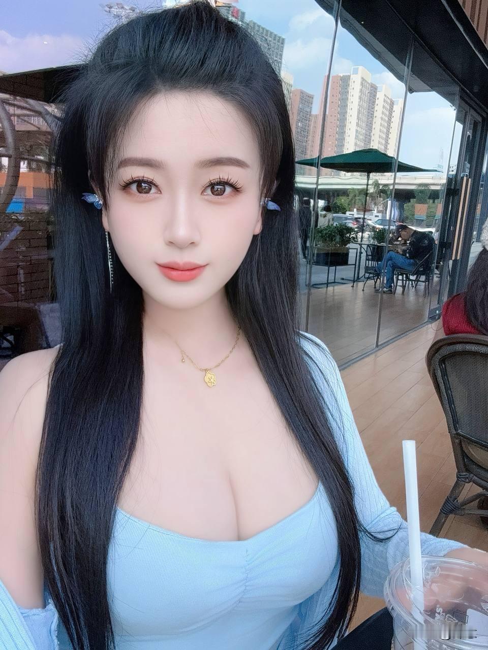 ​这一抹蓝色太惊艳！路边偶遇微胖界“天花板”，这身材比例真是绝了。