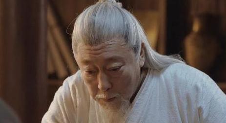 公元前207年，张苍因为犯事被刘邦判了腰斩。当他扒掉衣服，准备行刑的时候。王陵恰