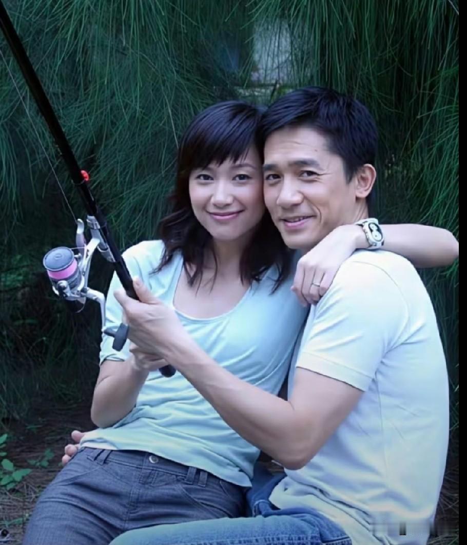 🎬这是2006年，香港演员梁朝伟与内地演员徐静蕾在拍摄电影《伤城》时，留下的