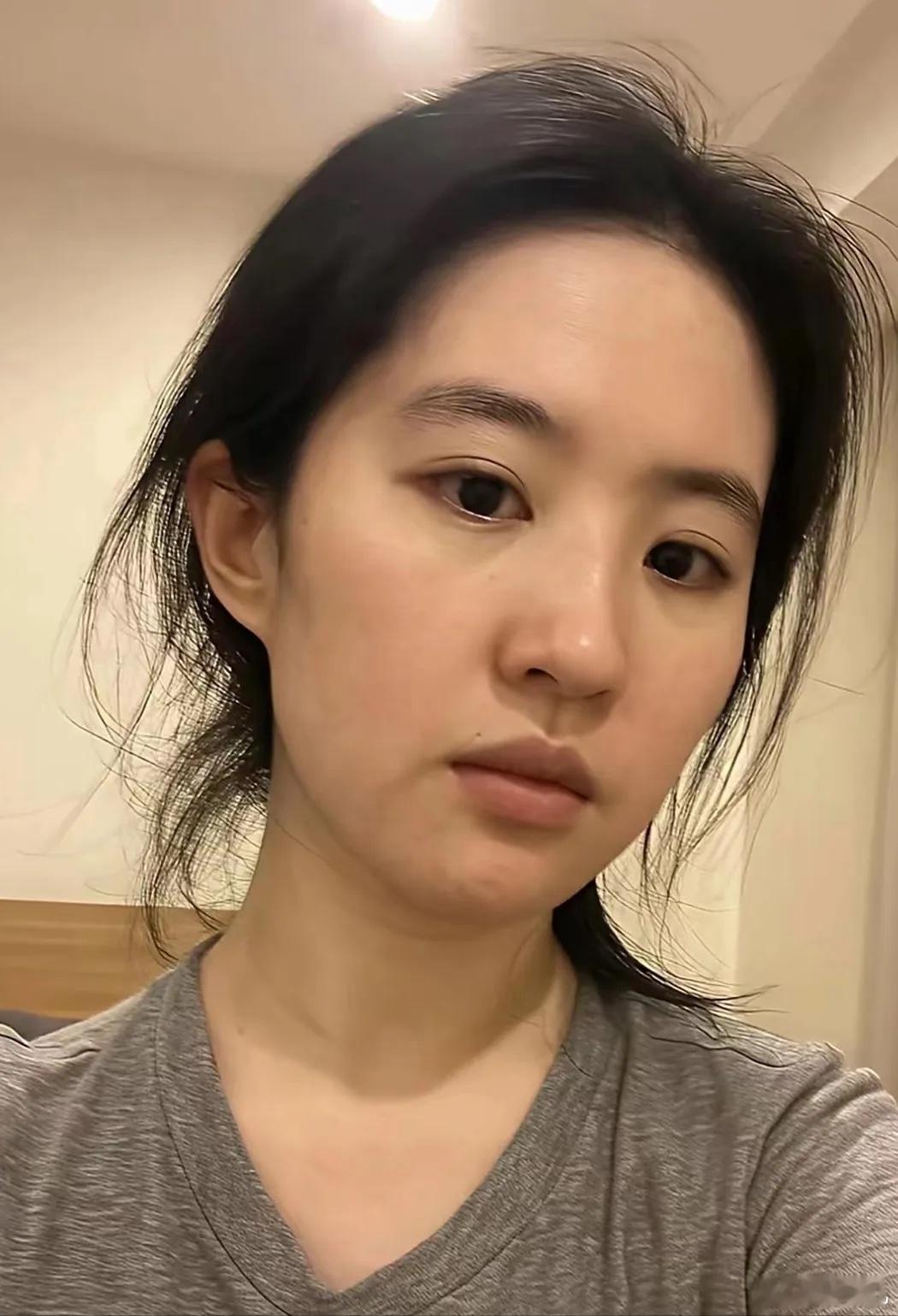 果然，岁月是把杀猪刀。据说，这是37岁刘亦菲的素颜自拍照。有人质疑，她的颜值没有