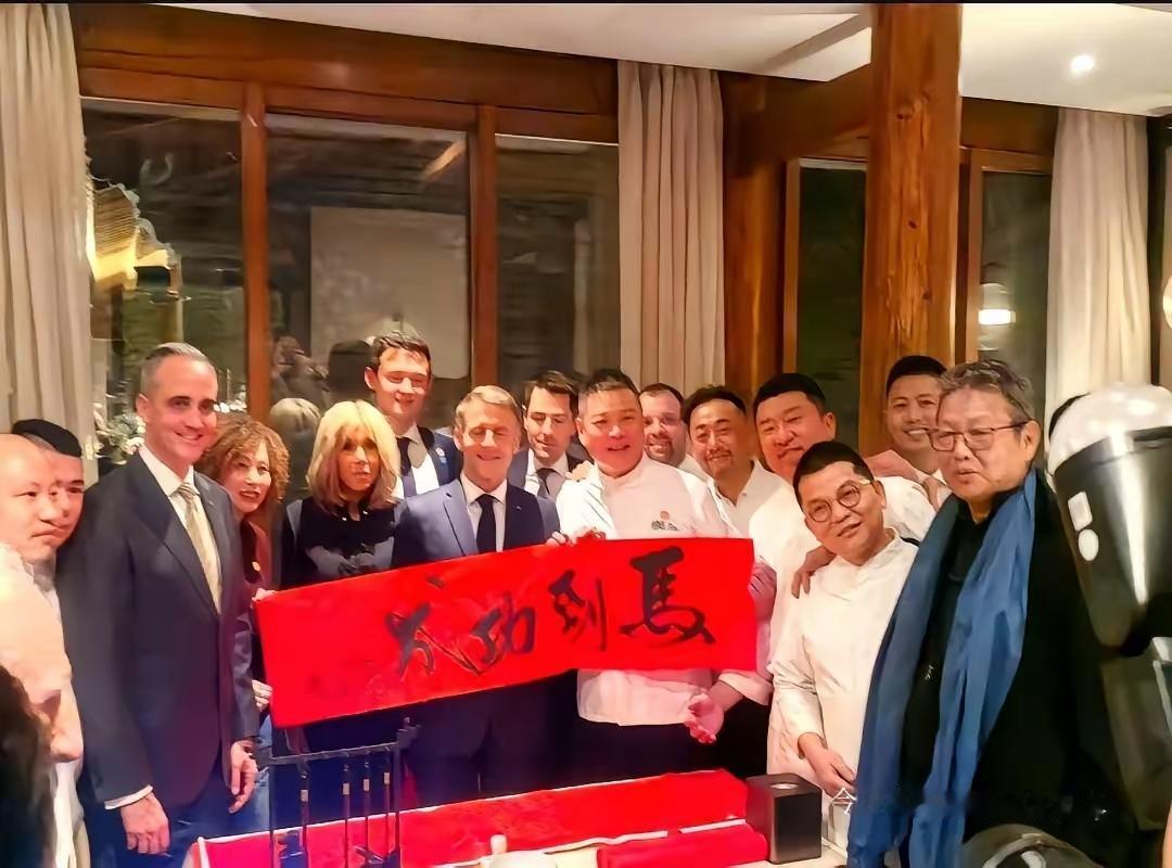 马克龙访华避开排场国宴，拉着夫人直奔前门全聚德，巩俐一身黑衣低调作陪，活脱脱“中