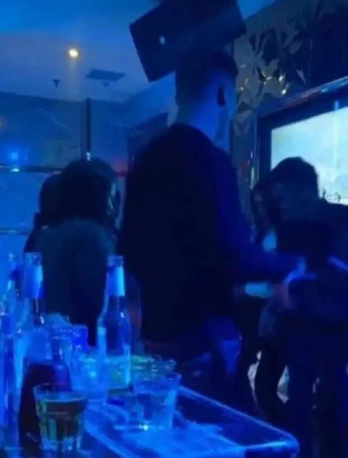 女子与男性朋友聚会后喝到断片，第二天在对方家里醒来发现下身赤裸，于是赶紧报警。