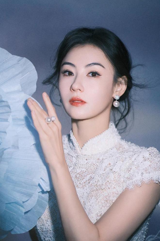 经纪人公开骂他脑子有病。张柏芝被经纪人公开点名骂了，起因是他没配合接某个工作，对