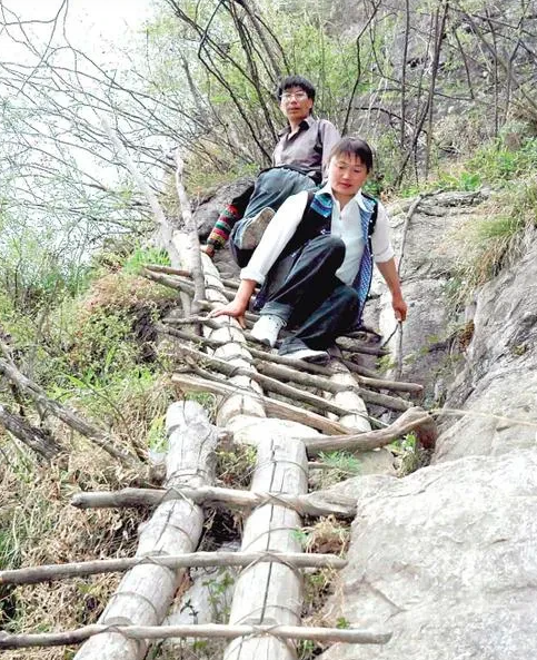 1990年，1名24岁男子辞去教师工作，攀着5架天梯，爬到2800多米高的悬崖支