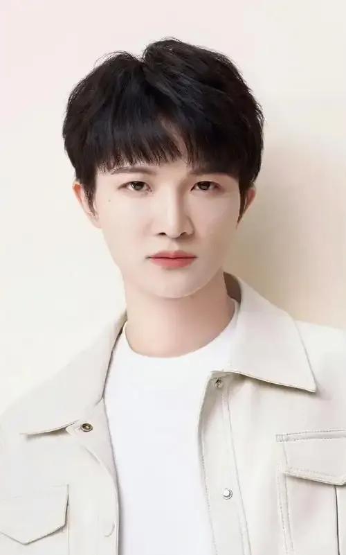 周深的声音又上热搜啦！粉丝夸他嗓子空灵，音域能横跨三个八度，《大鱼》直接唱哭众