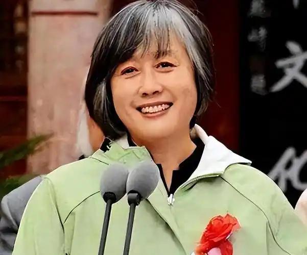 她是“央视名嘴”，因揭露姜昆丑闻被传“封杀”，如今71岁处境如何？信息
