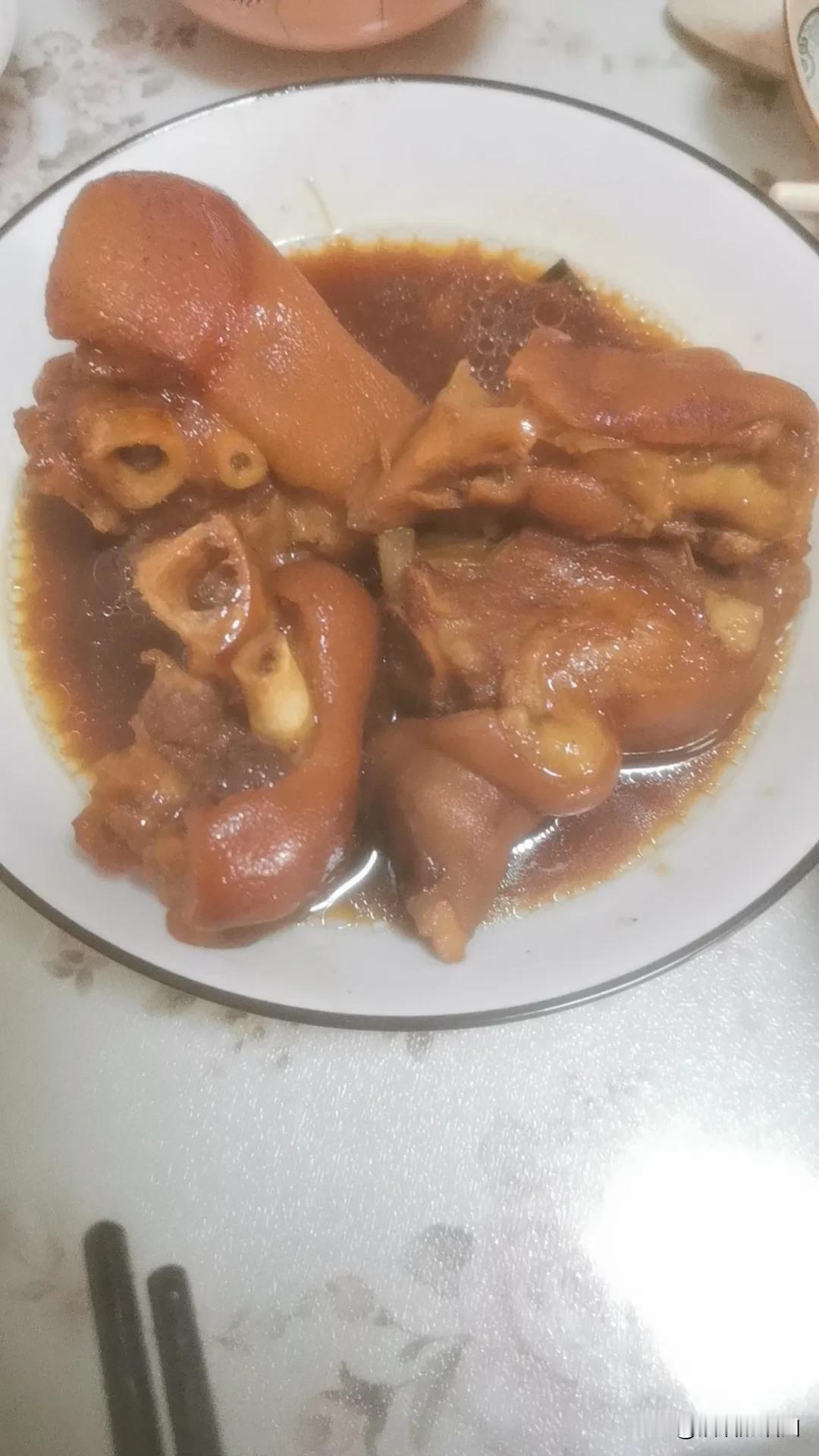 红烧猪蹄做法。1、买猪蹄时，让商家把猪蹄烧一下，烧黄、烧黑，破坏汗腺，去除腥臊