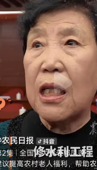 网上能看到不少刺耳的声音。有人张口就问农民交过社保吗，凭什么要涨养老金。还有人调