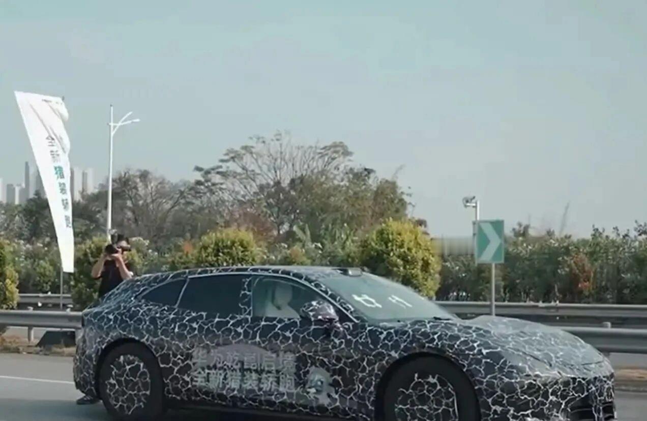 华为“亲儿子”首车曝光！猎装造型+鸿蒙智驾，30万级百万体验？广汽与华为联手打造