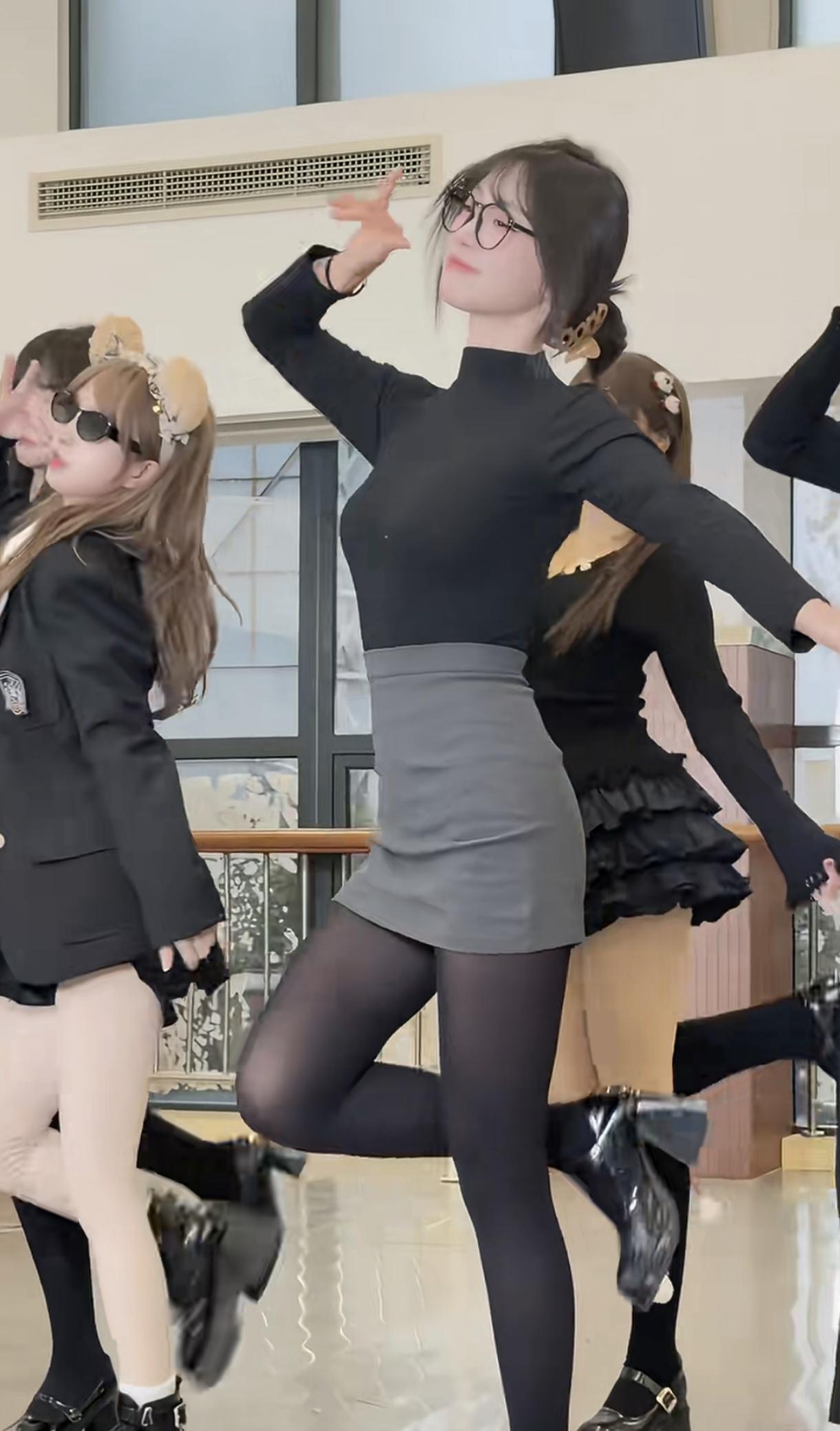 玻璃窗滤进半片天光把地板擦得发亮黑丝绒与西装外套在节拍里晃成流动的浪