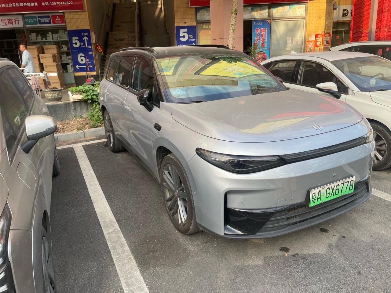 24年的零跑C16银灰色，增程式的200尊享版，今年2月份上牌，目前只跑了1万公