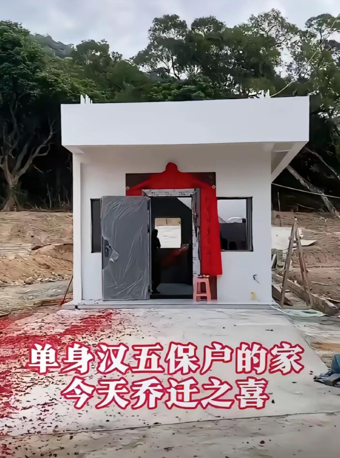 我村里有位五保户，生活过得有滋有润的，这大叔今年50岁了，无儿无女，自己养几十只