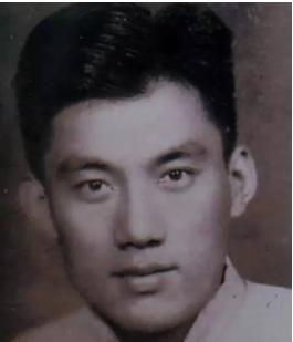 1943年，地下党李振远夫妇遭遇日本宪兵检查。眼看要暴露身份时，突然，他们的女儿