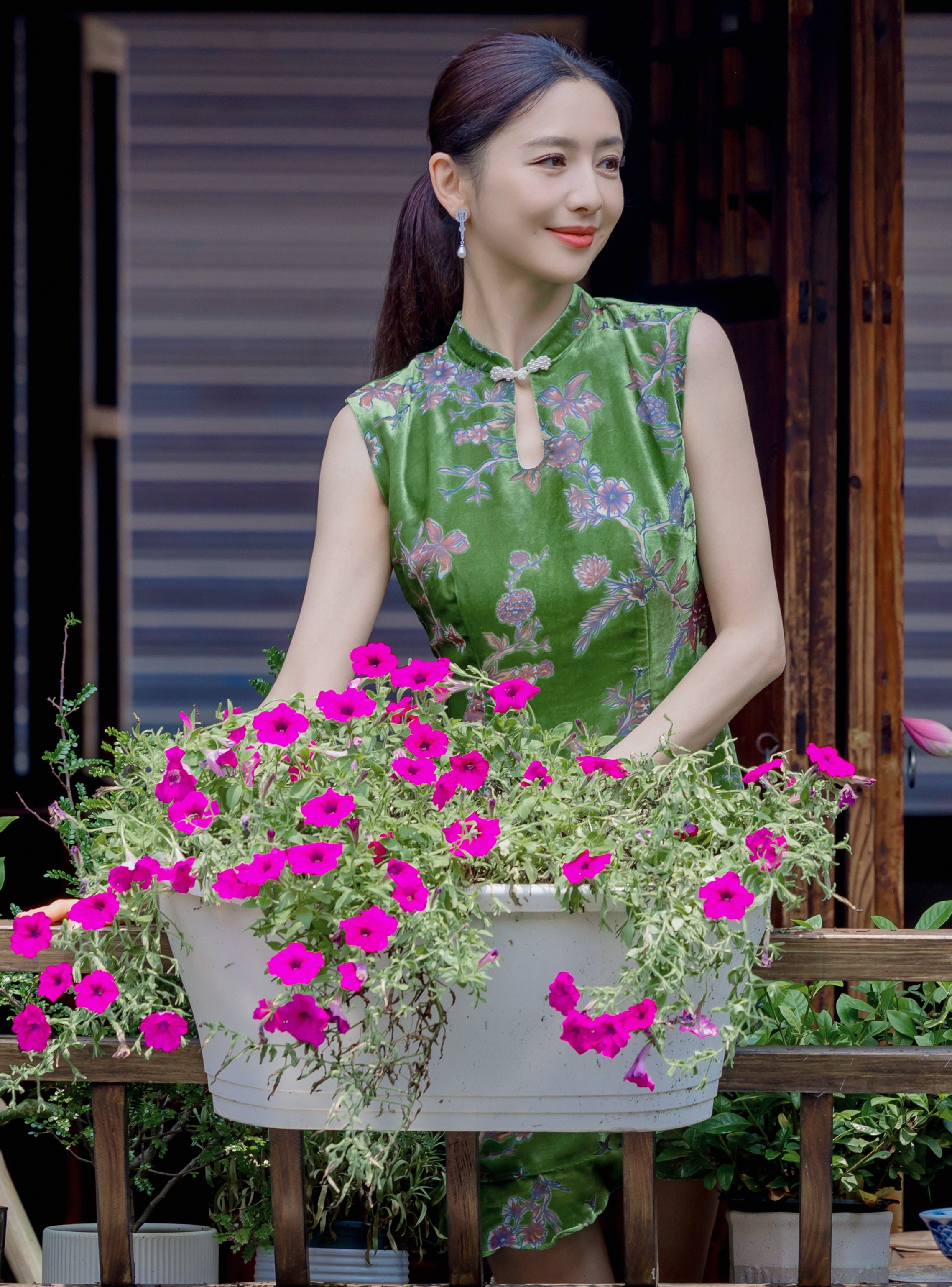 董璇小酒窝朵朵为佟丽娅庆生佟丽娅丫丫老婆生日快乐丫丫绿色刺绣旗袍宛如江南水乡女