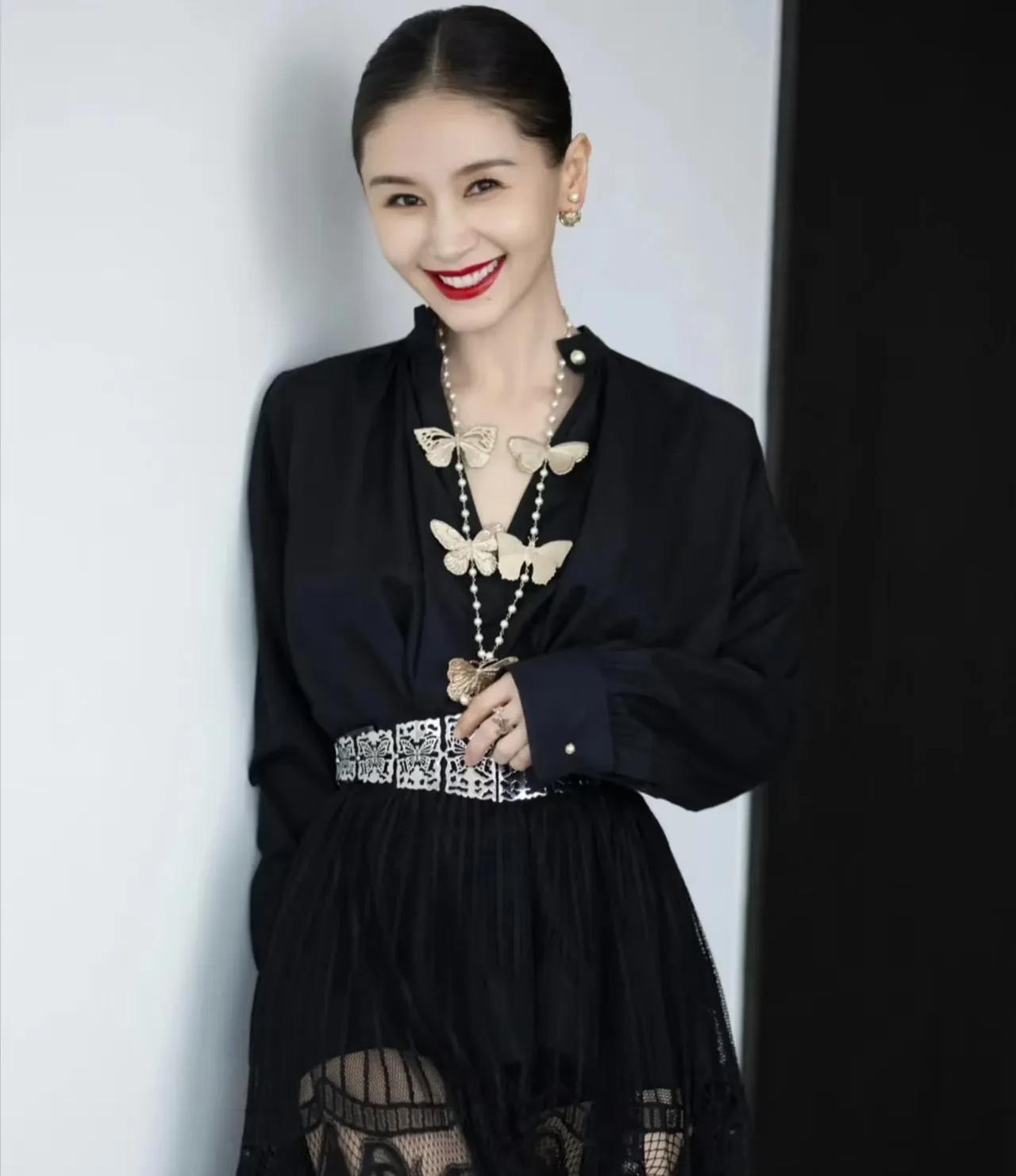 王子文隐婚生子一事曾在娱乐圈掀起波澜。2017年，媒体曝光一组她与怀抱男童的男子