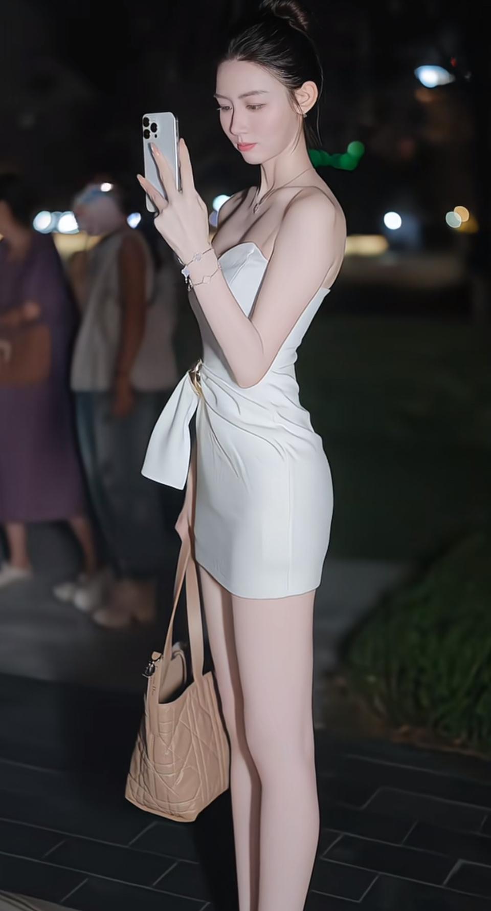 晚风裹着夏夜的松弛，白裙是今晚最软的月光。手机屏幕亮起来的瞬间，连晚风都慢了半拍