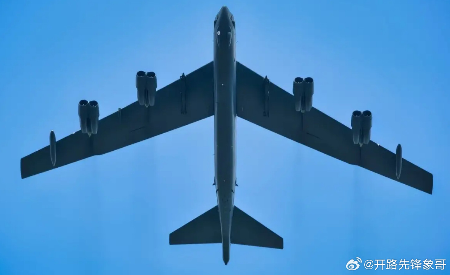 据24小时飞行雷达网站24日发布的消息，美军一架B-52H“同温层堡垒”轰炸机在
