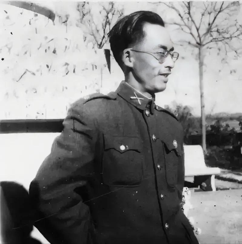 1949年，国军师长黎强被俘虏，面对审问，他却提了一个奇怪的要求：“能否帮我给周