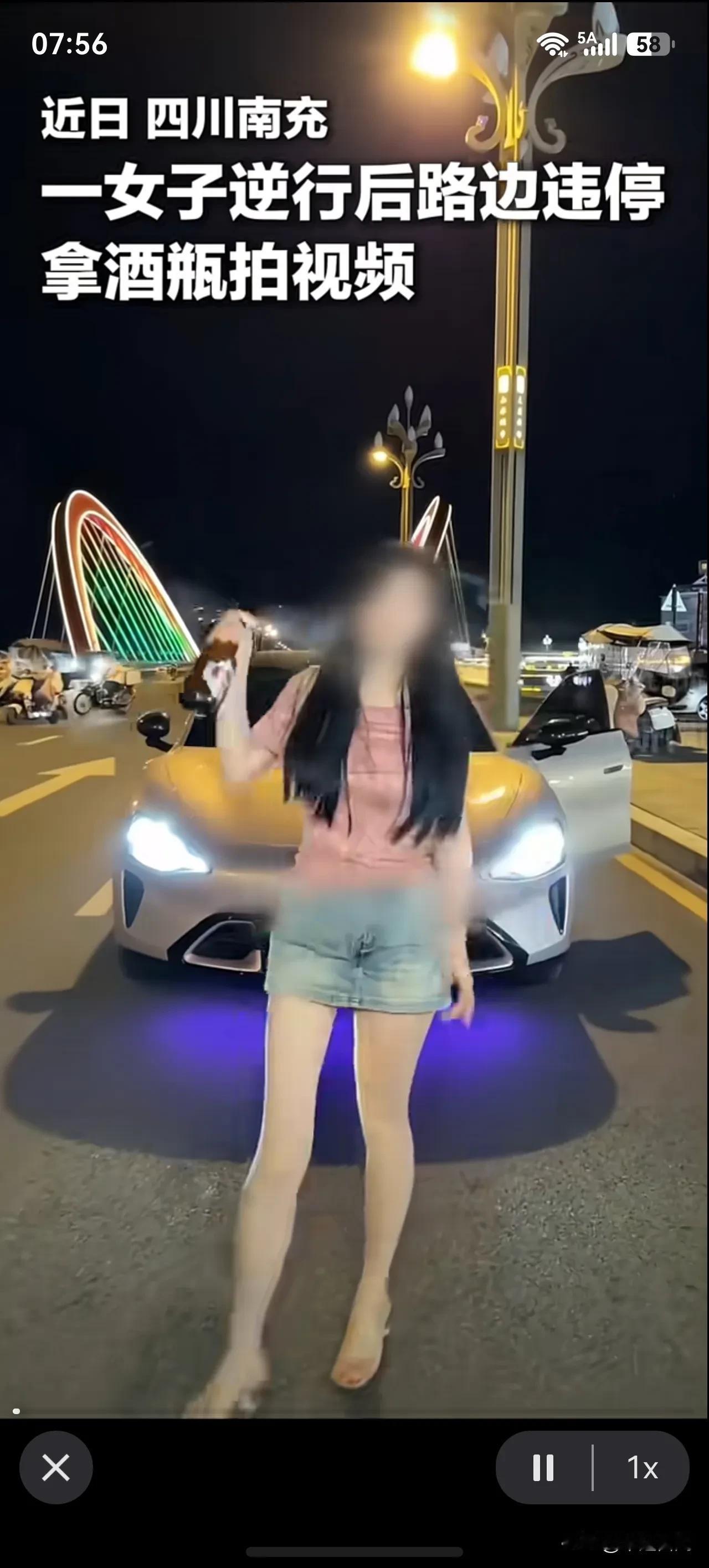 拍的视频没火，进局子火了！女子逆行后路边违停，拿酒瓶拍视频。随后网友@交警