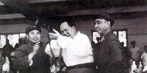 2022年11月，赫尔松前线，俄罗斯军队在乌克兰的反攻下被迫撤退。寒风中，士兵们