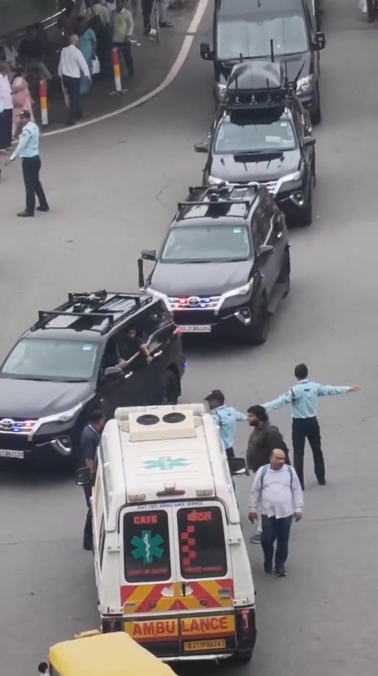印度街头救护车半路被拦截，要求停下来给官员车队让行！近日，印度街头的一段视频