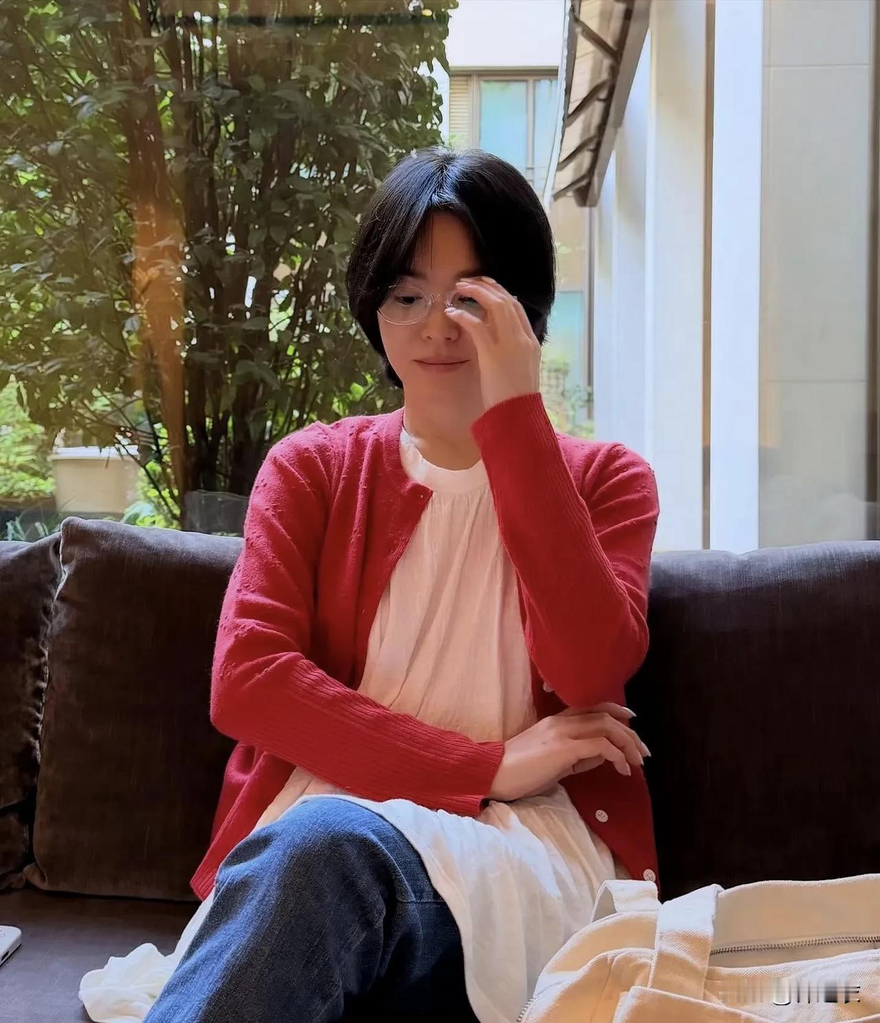 宋慧乔的最新穿搭，我真的夸不出来，可能是她这一辈子最难评的穿搭了吧，还是因为她年