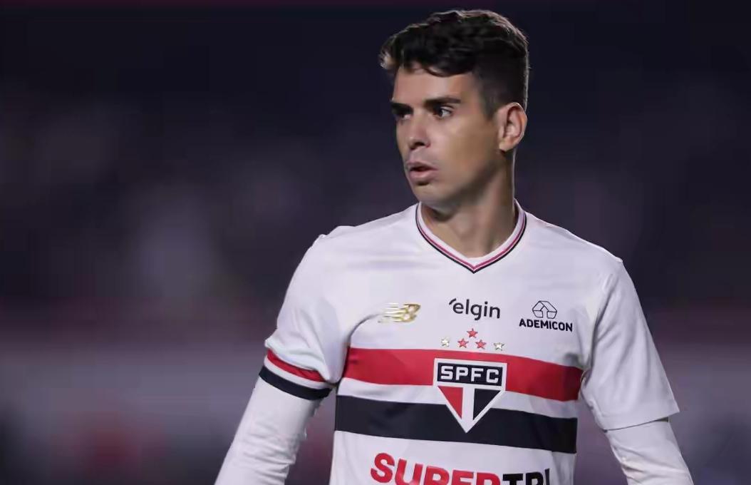 34岁奥斯卡退役！都怪中超养生足球！据巴西环球体育消息，34岁的前上海海港球星