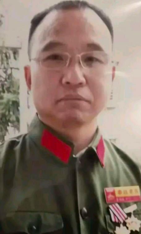 1984年，战士李陶雄中弹牺牲，送葬途中遗体竟两次从车上跌落，护士郑英察觉异样，