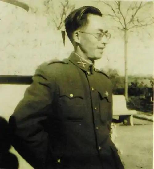 国军师长逃亡台湾途中被俘，笑着和老同学打招呼：我是中央军委的，1949年，大批的