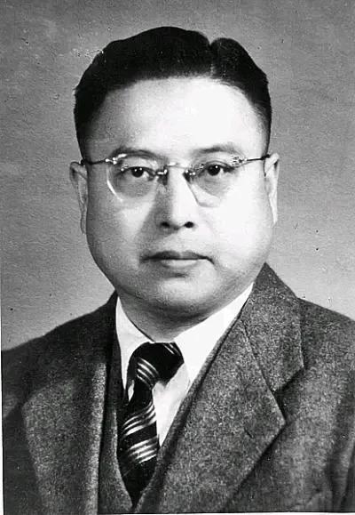 1949年，黄竞武被捕，敌人见他不屈服，就把他活埋。当泥土将他全部埋没时