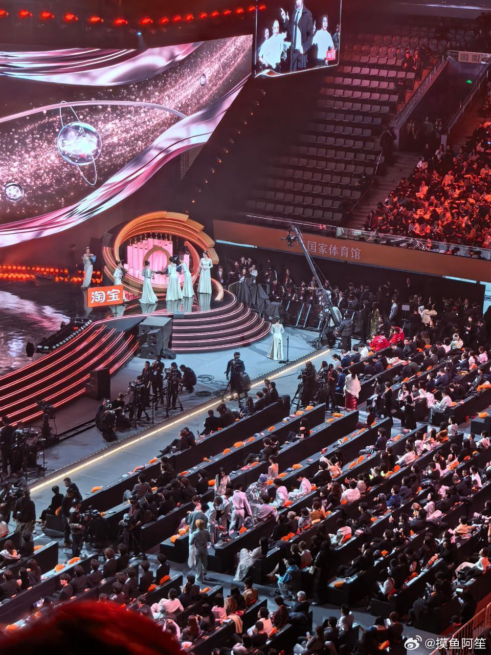 微博之夜内场第二排全空，所有人都拒绝落座，官方内场摄像没办法拍到任何一个大咖的内