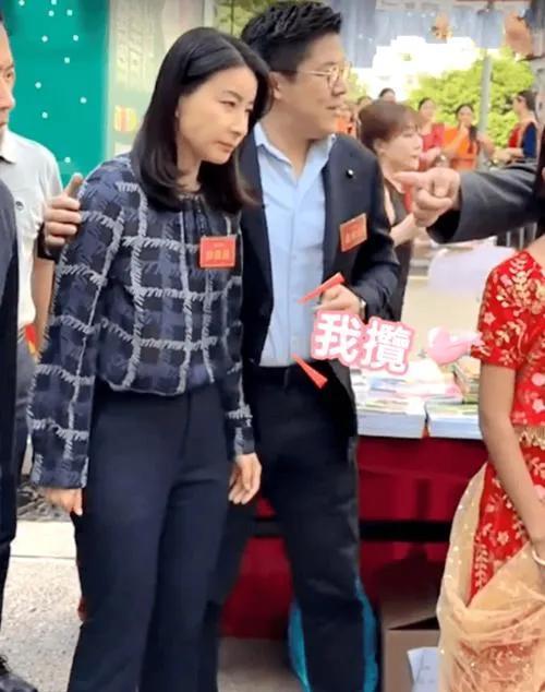 本以为豪门夫妻出行都前呼后拥，没想到霍启刚雨天竟亲自陪郭晶晶逛街！他撑伞拎包，