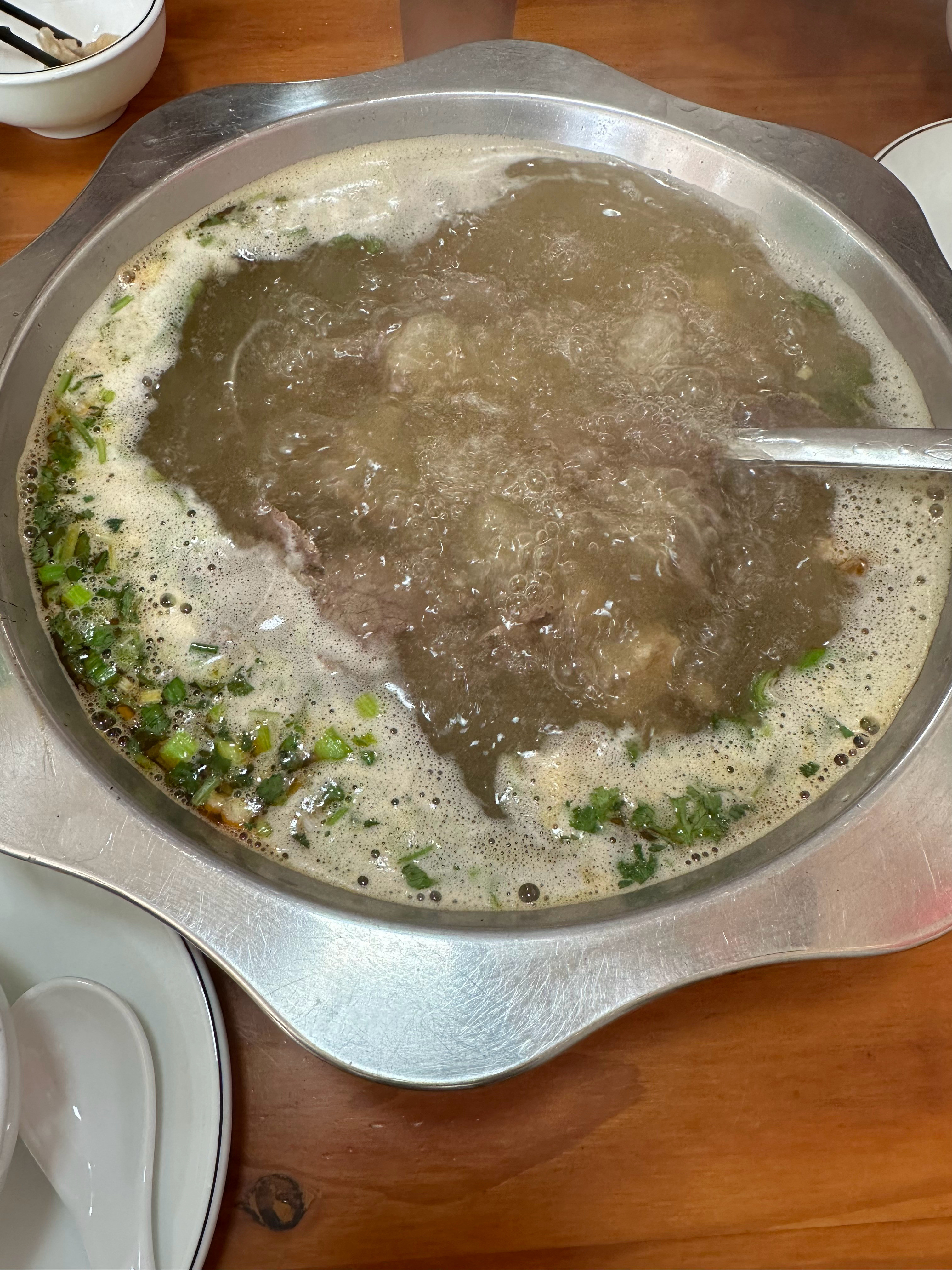 牛肉火锅给我吃出了夏天的感觉朋友👬喊吃网红火锅店，牛肉和牛筋不错，酱料调的也不
