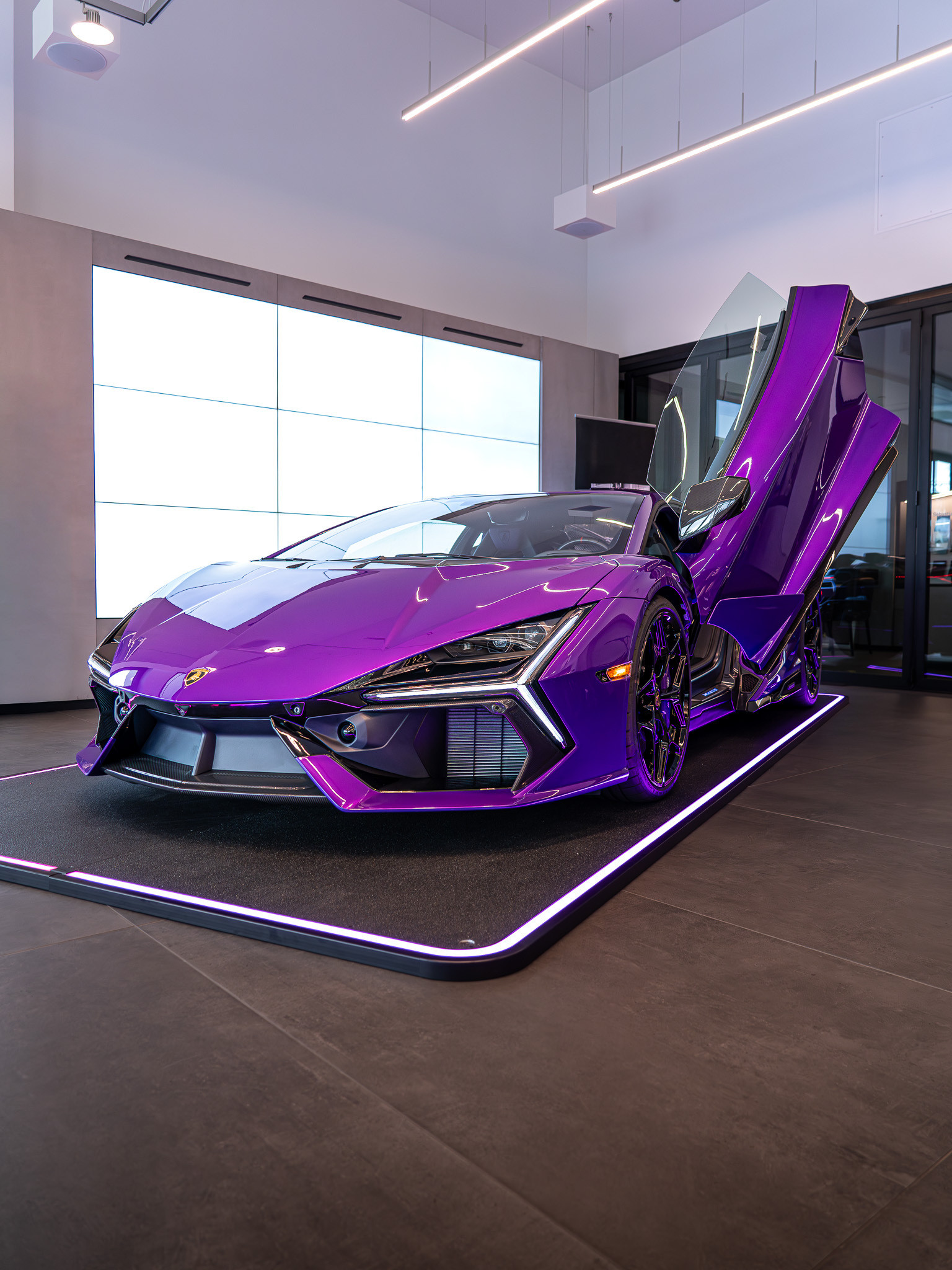 LamborghiniRevuelto紫透了美不美？